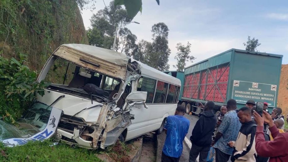 Impanuka ya Bisi n'Ikamyo i Nyamasheke yakomerekeyemo umushoferi abagenzi bose bararokoka